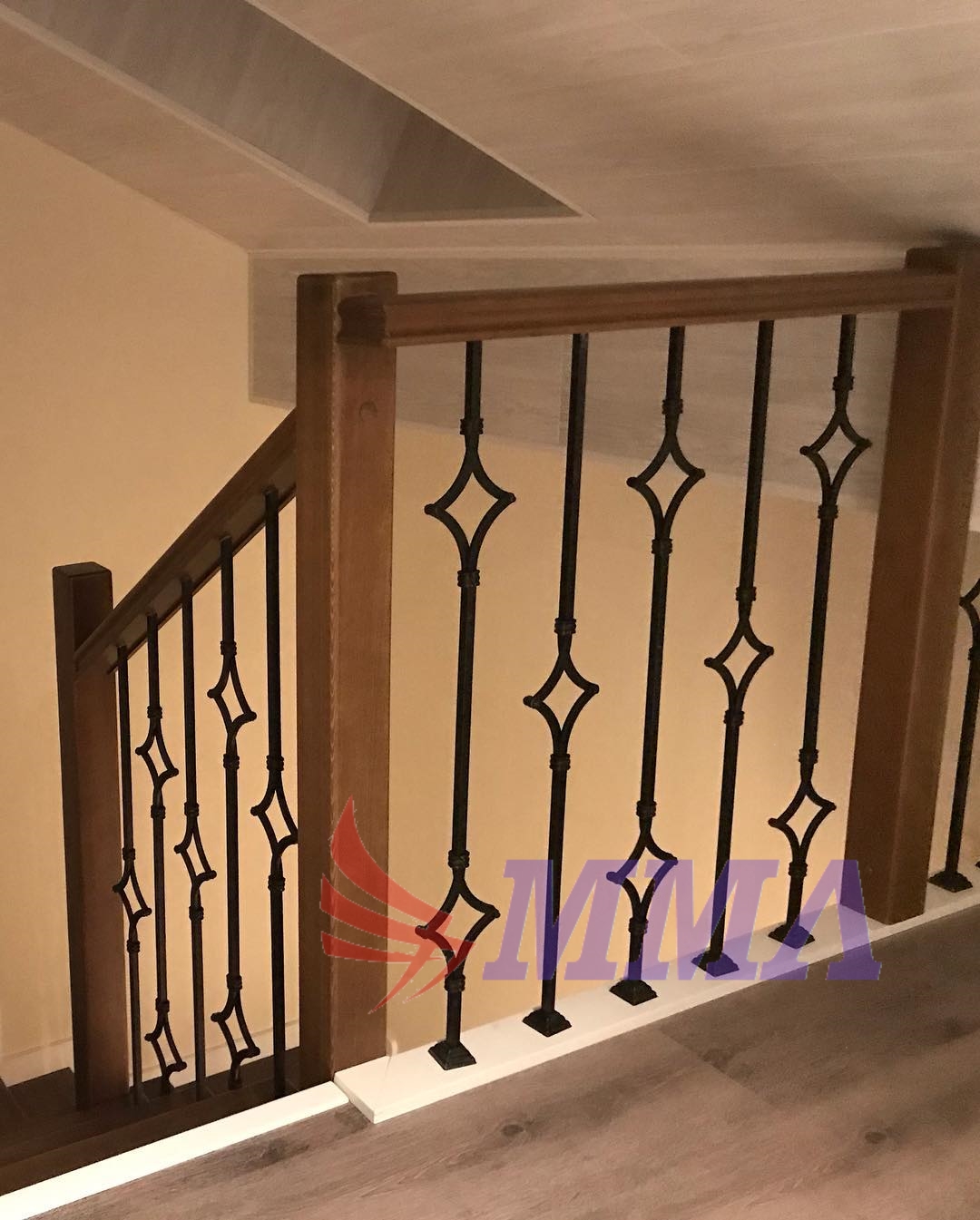 Отделка лестницы на металлическом каркасе из Ясеня под заказ в Москве и МО